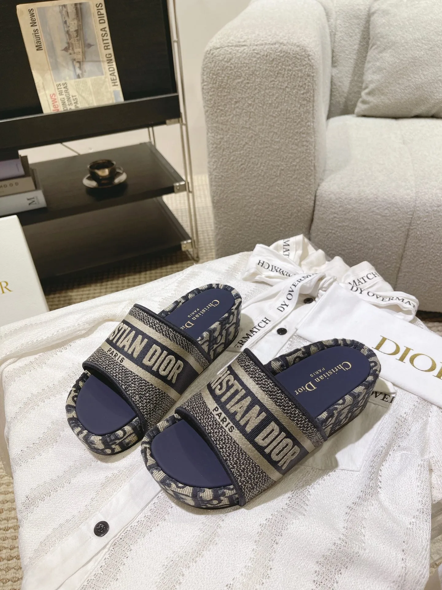 👟👟Ex-factory price 480👟👟 DIOR Dior's new spring and summer letter-printed thick-soled slippers▪️ High-end quality, welcome to inspect and compare three brands👏 Beautiful wedge-heeled thick-soled slippers, which make the feet slimmer and longer than the flat ones. Here are the benefits for small girls❤️ They are also a must-have slipper for daily travel and home. You can wear it however you like regardless of the occasion. The color is super beautiful! No need to worry about any dress code, the outsole is designed with a non-slip and wear-resistant backing, so you don’t have to worry about rain on rainy days. Size: 34-40 yards (custom-made sizes 34.40 are non-refundable)